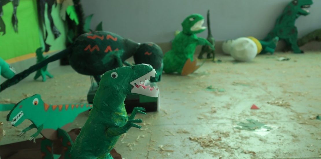 Medio ambiente] Niños del jardín infantil Barco de Colores aplican toda su  creatividad al diseñar dinosaurios con material reciclado - COMUDEF