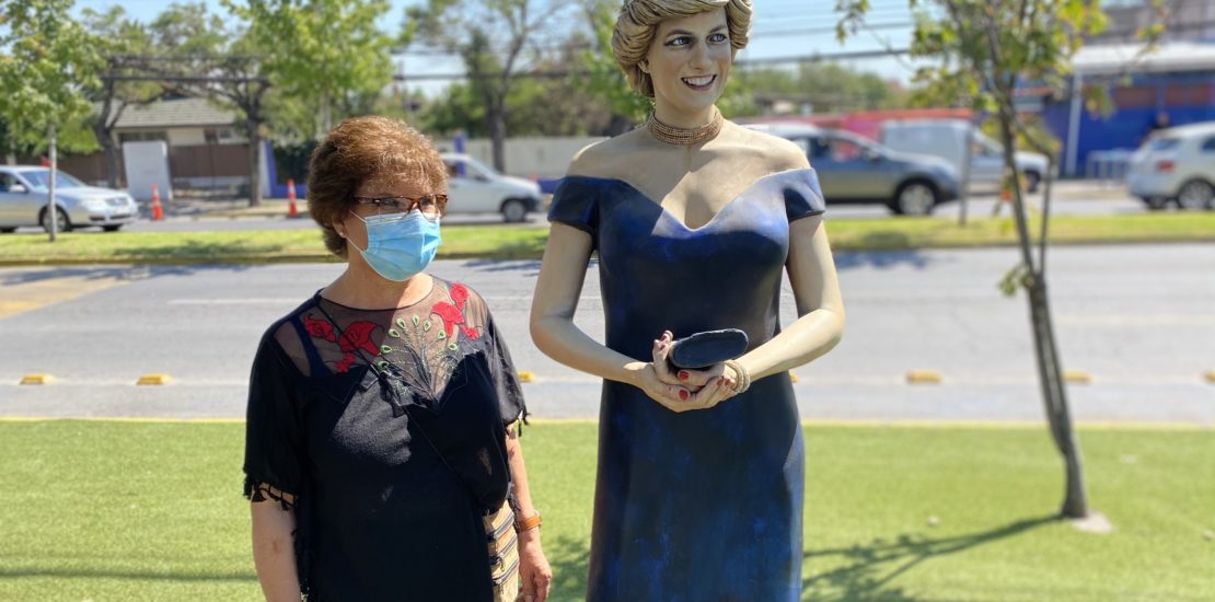 Lady Di y Gabriela Mistral en vacunatorio de La Florida: