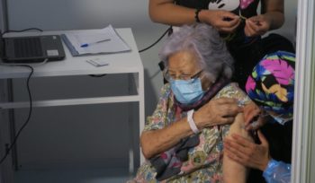 Leonila González fue la primera vacunada contra el covid-19